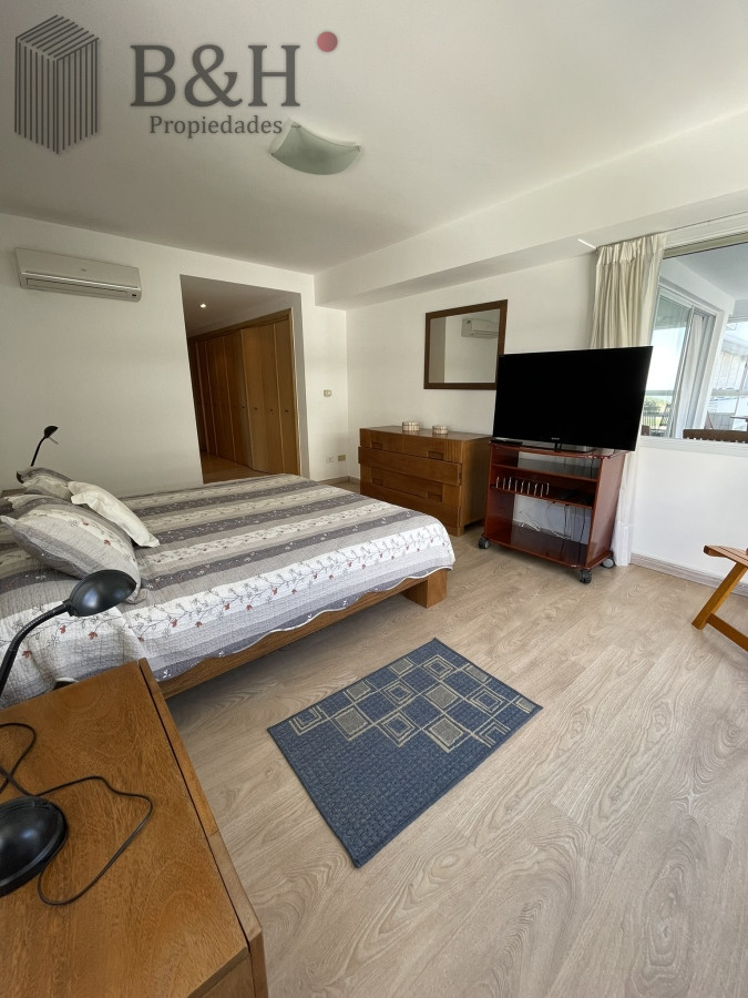 Apartamento ID.3564 - Edificio bajo en Playa Brava, primera línea  al mar. Con parrillero propio.
