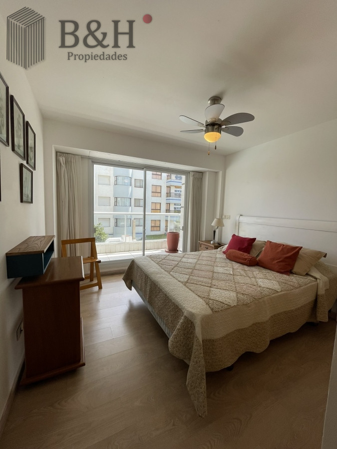 Apartamento ID.3564 - Edificio bajo en Playa Brava, primera línea  al mar. Con parrillero propio.