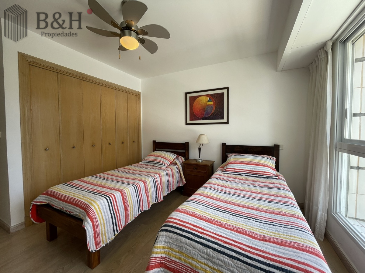 Apartamento ID.3564 - Edificio bajo en Playa Brava, primera línea  al mar. Con parrillero propio.