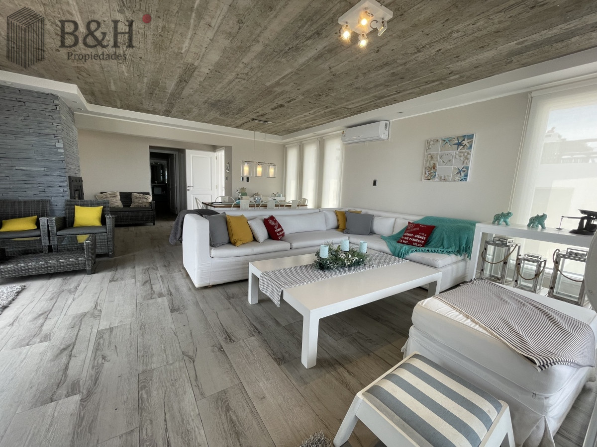 Apartamento ID.3517 - Punta del Este La Barra En uno de los lugares más buscados de Punta del Este. Un edificio con amplias terrazas a pasos del mar.