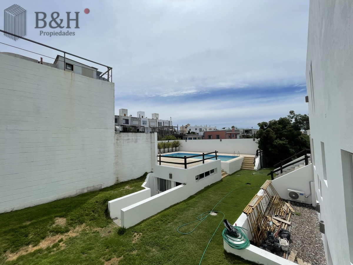 Apartamento ID.3517 - Punta del Este La Barra En uno de los lugares más buscados de Punta del Este. Un edificio con amplias terrazas a pasos del mar.