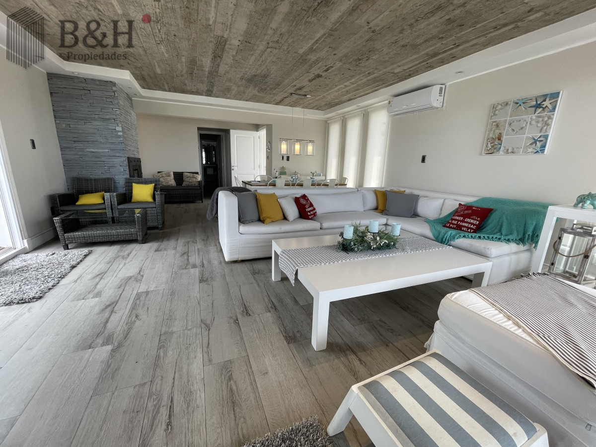 Apartamento ID.3517 - Punta del Este La Barra En uno de los lugares más buscados de Punta del Este. Un edificio con amplias terrazas a pasos del mar.
