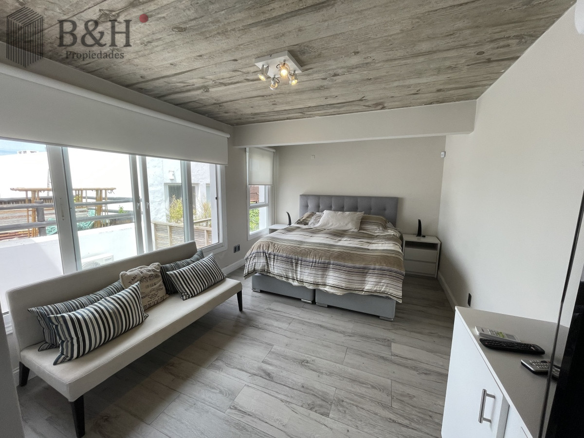 Apartamento ID.3517 - Punta del Este La Barra En uno de los lugares más buscados de Punta del Este. Un edificio con amplias terrazas a pasos del mar.
