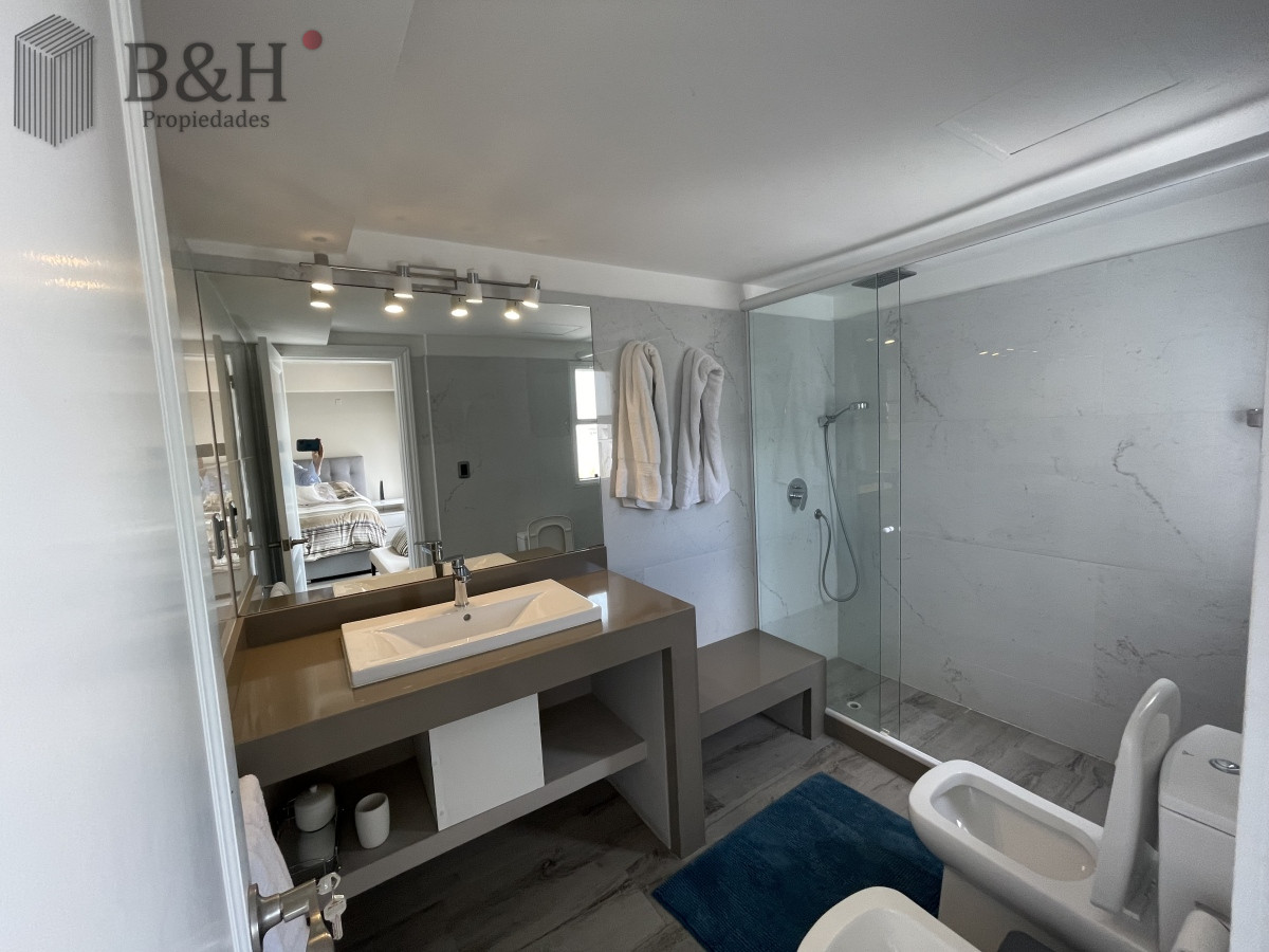 Apartamento ID.3517 - Punta del Este La Barra En uno de los lugares más buscados de Punta del Este. Un edificio con amplias terrazas a pasos del mar.