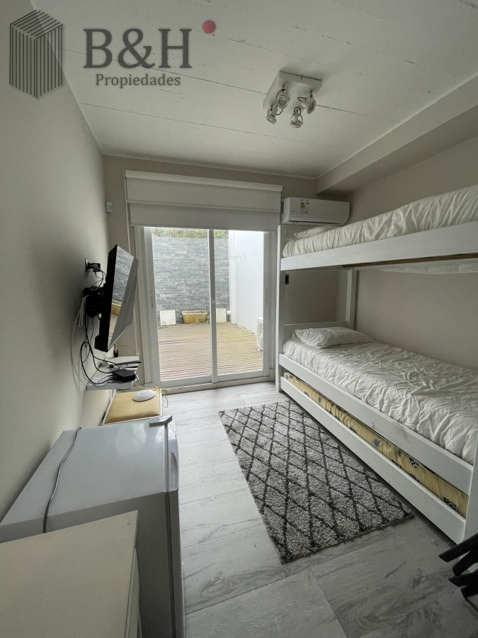 Apartamento ID.3517 - Punta del Este La Barra En uno de los lugares más buscados de Punta del Este. Un edificio con amplias terrazas a pasos del mar.