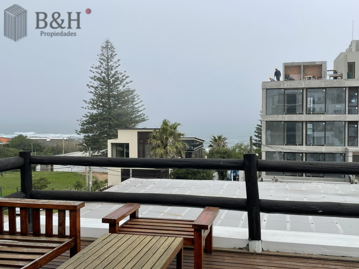Apartamento ID.3517 - Punta del Este La Barra En uno de los lugares más buscados de Punta del Este. Un edificio con amplias terrazas a pasos del mar.