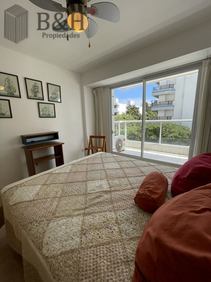 Apartamento ID.3564 - Edificio bajo en Playa Brava, primera línea  al mar. Con parrillero propio.