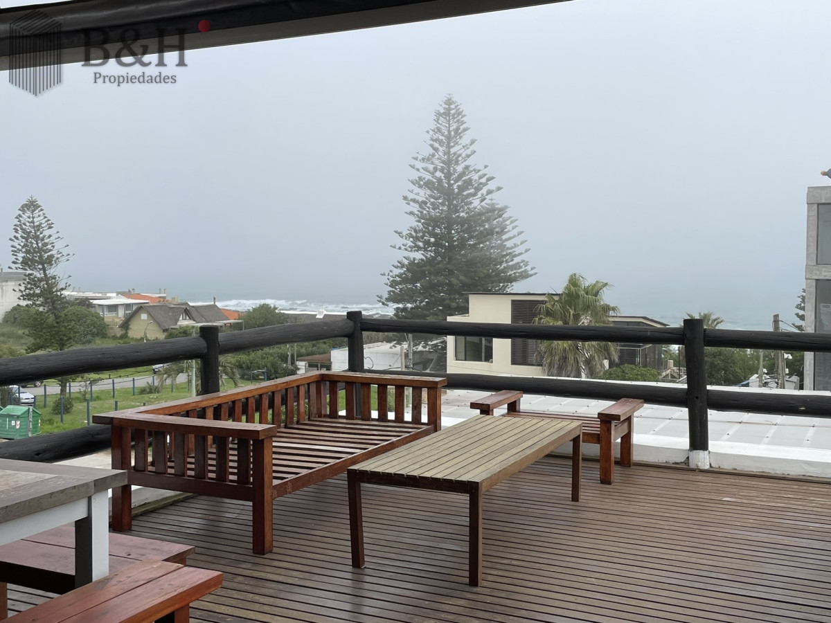 Apartamento ID.3517 - Punta del Este La Barra En uno de los lugares más buscados de Punta del Este. Un edificio con amplias terrazas a pasos del mar.