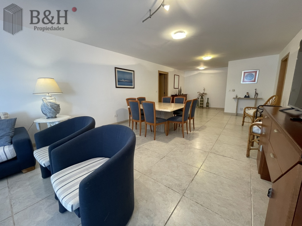 Apartamento ID.3564 - Edificio bajo en Playa Brava, primera línea  al mar. Con parrillero propio.