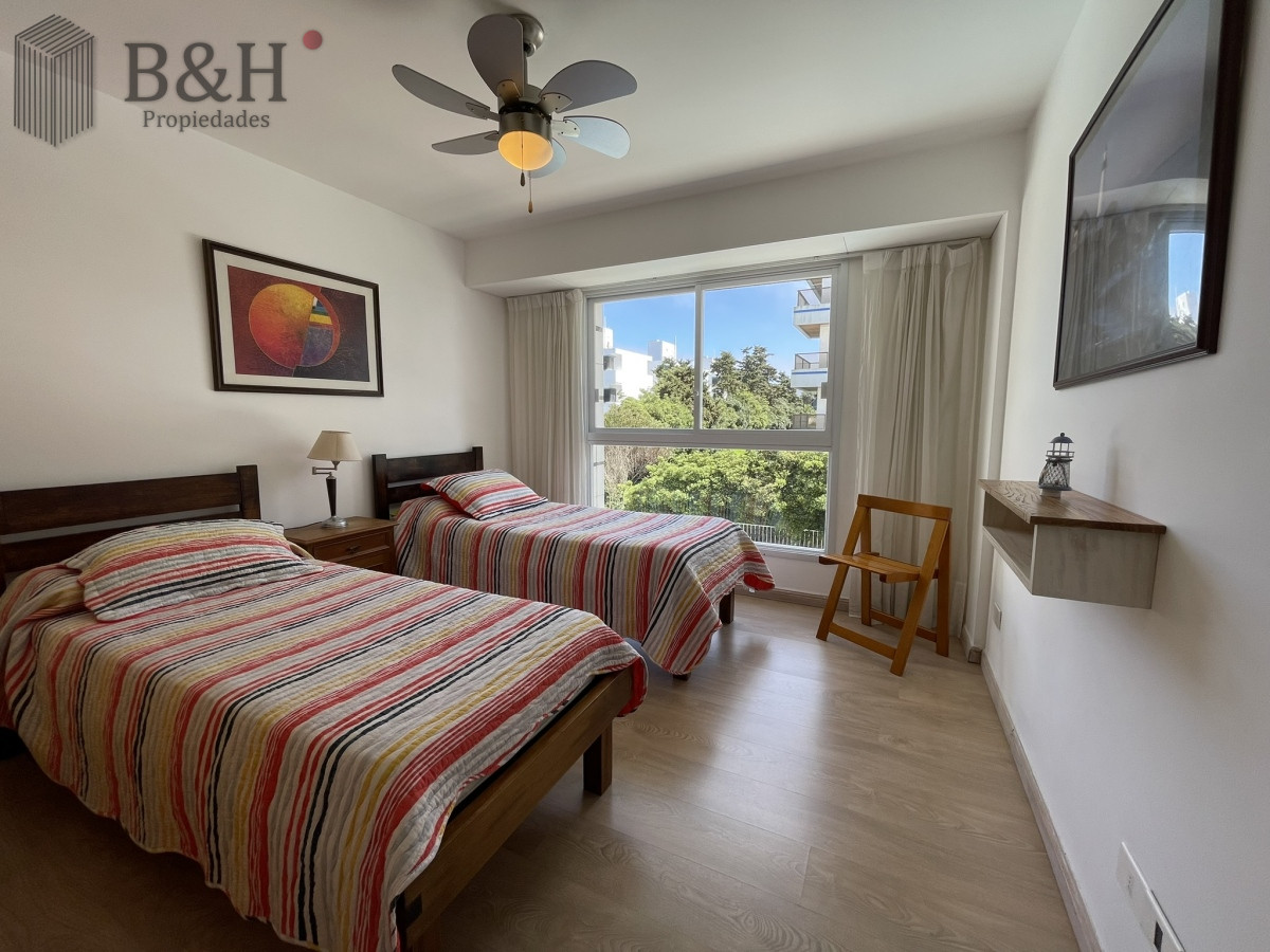 Apartamento ID.3564 - Edificio bajo en Playa Brava, primera línea  al mar. Con parrillero propio.