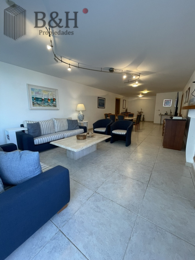 Apartamento ID.3564 - Edificio bajo en Playa Brava, primera línea  al mar. Con parrillero propio.