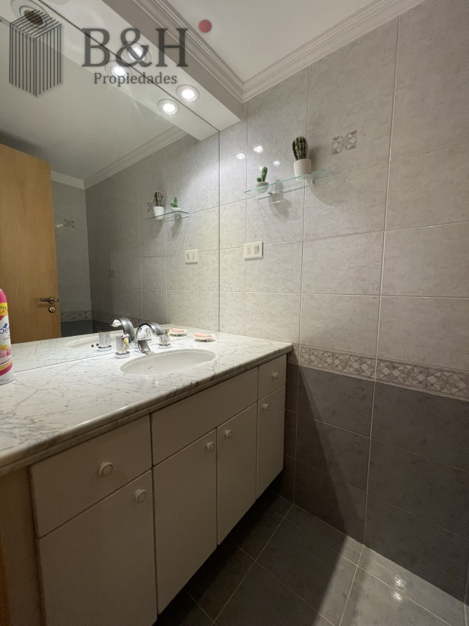 Apartamento ID.3564 - Edificio bajo en Playa Brava, primera línea  al mar. Con parrillero propio.