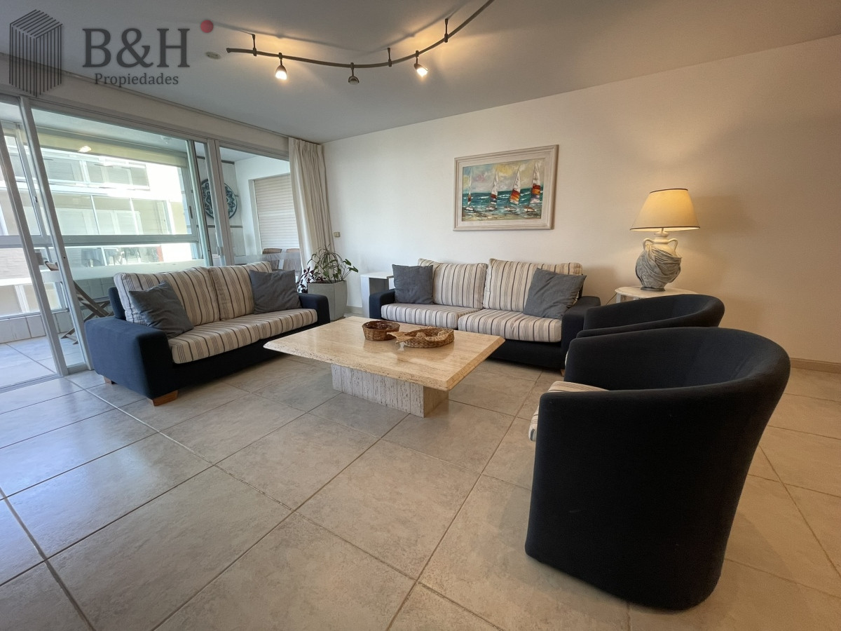 Apartamento ID.3564 - Edificio bajo en Playa Brava, primera línea  al mar. Con parrillero propio.