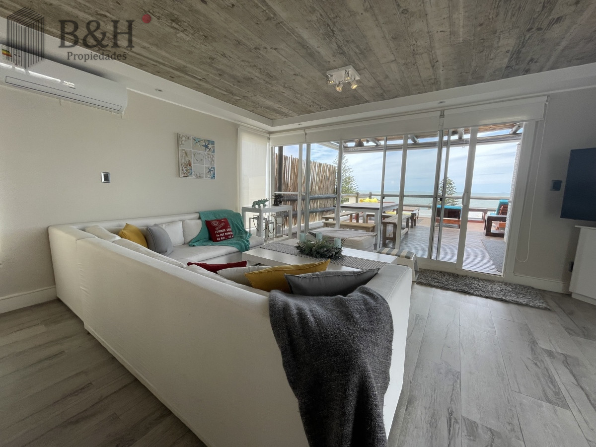 Apartamento ID.3517 - Punta del Este La Barra En uno de los lugares más buscados de Punta del Este. Un edificio con amplias terrazas a pasos del mar.