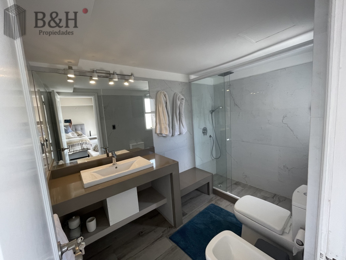 Apartamento ID.3517 - Punta del Este La Barra En uno de los lugares más buscados de Punta del Este. Un edificio con amplias terrazas a pasos del mar.