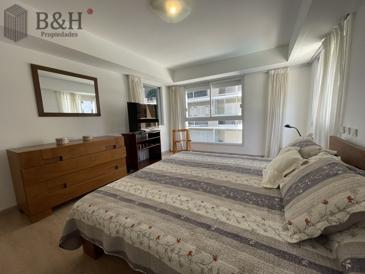 Apartamento ID.3564 - Edificio bajo en Playa Brava, primera línea  al mar. Con parrillero propio.