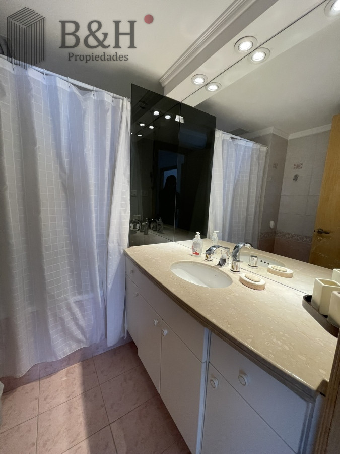 Apartamento ID.3564 - Edificio bajo en Playa Brava, primera línea  al mar. Con parrillero propio.