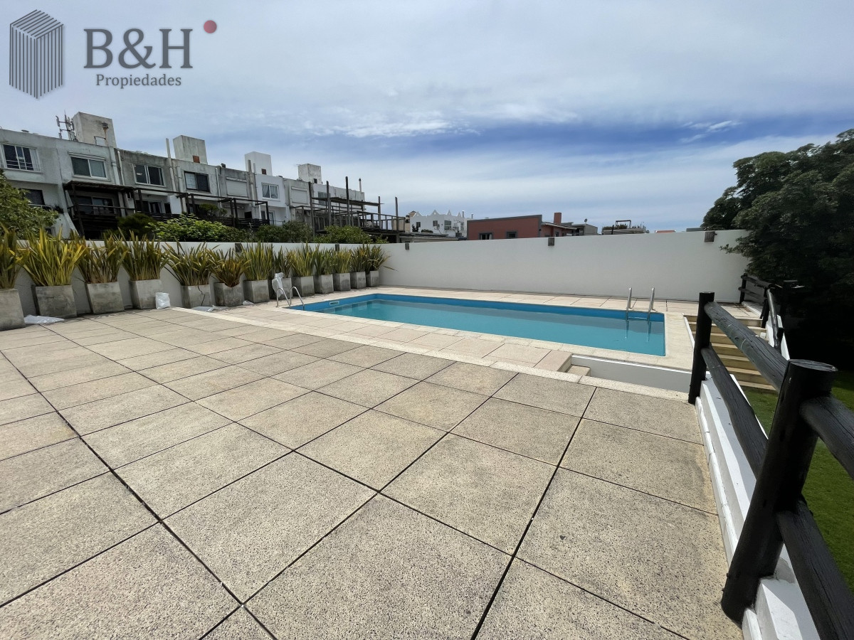 Apartamento ID.3517 - Punta del Este La Barra En uno de los lugares más buscados de Punta del Este. Un edificio con amplias terrazas a pasos del mar.