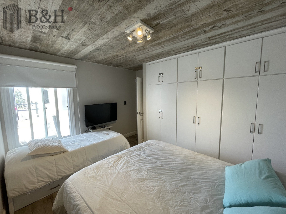 Apartamento ID.3517 - Punta del Este La Barra En uno de los lugares más buscados de Punta del Este. Un edificio con amplias terrazas a pasos del mar.