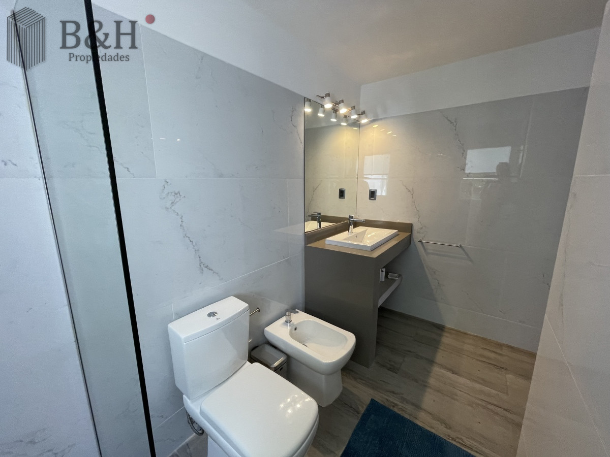 Apartamento ID.3517 - Punta del Este La Barra En uno de los lugares más buscados de Punta del Este. Un edificio con amplias terrazas a pasos del mar.