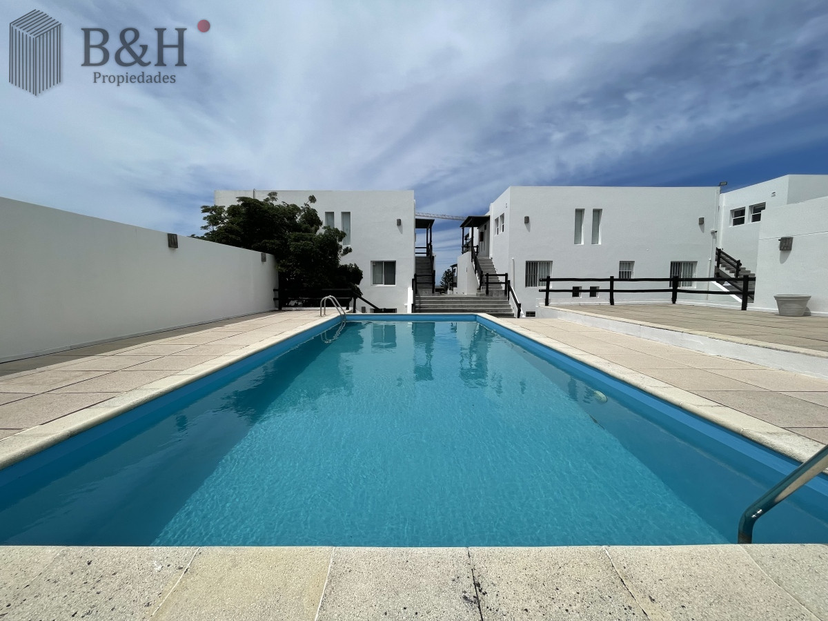 Apartamento ID.3517 - Punta del Este La Barra En uno de los lugares más buscados de Punta del Este. Un edificio con amplias terrazas a pasos del mar.