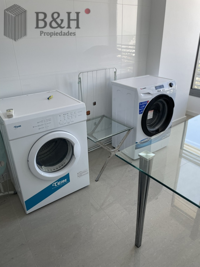 Apartamento ID.3517 - Punta del Este La Barra En uno de los lugares más buscados de Punta del Este. Un edificio con amplias terrazas a pasos del mar.