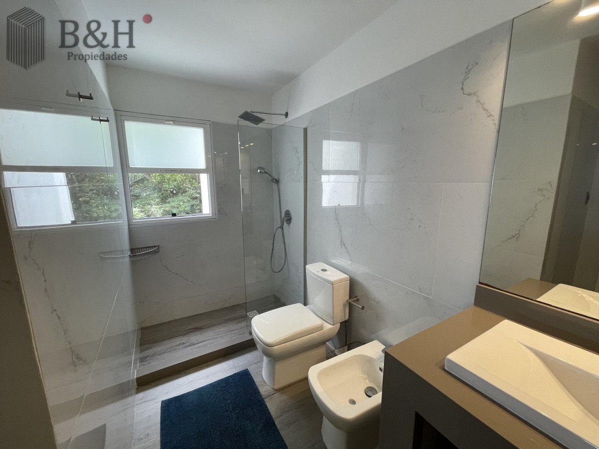 Apartamento ID.3517 - Punta del Este La Barra En uno de los lugares más buscados de Punta del Este. Un edificio con amplias terrazas a pasos del mar.
