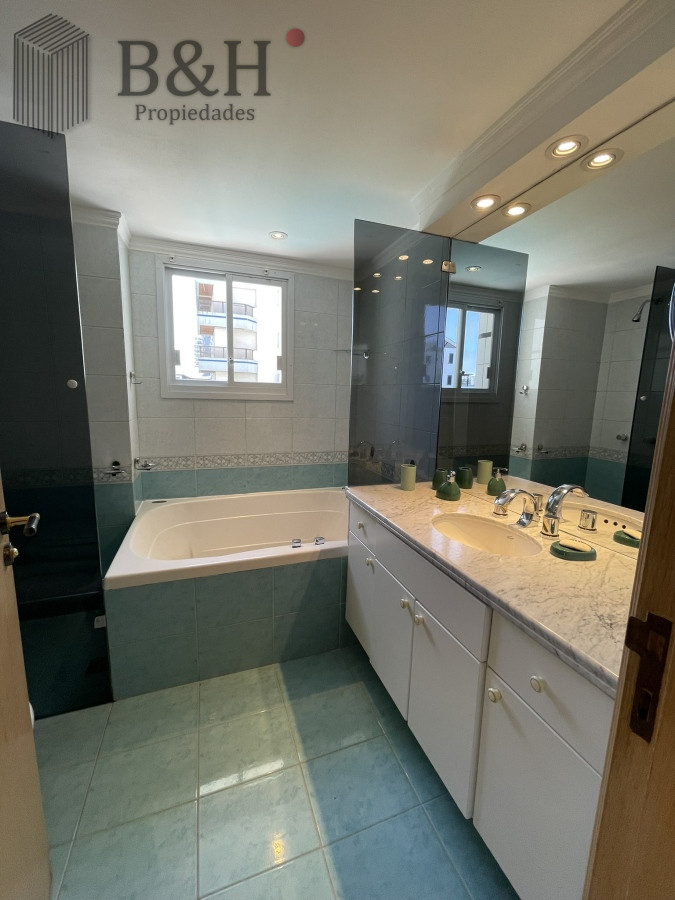 Apartamento ID.3564 - Edificio bajo en Playa Brava, primera línea  al mar. Con parrillero propio.