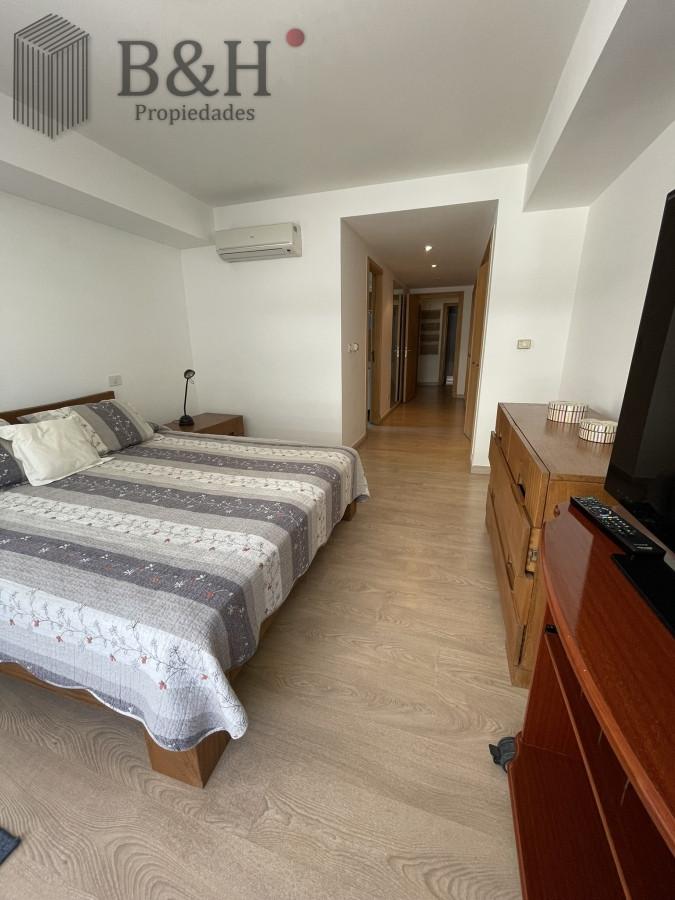 Apartamento ID.3564 - Edificio bajo en Playa Brava, primera línea  al mar. Con parrillero propio.