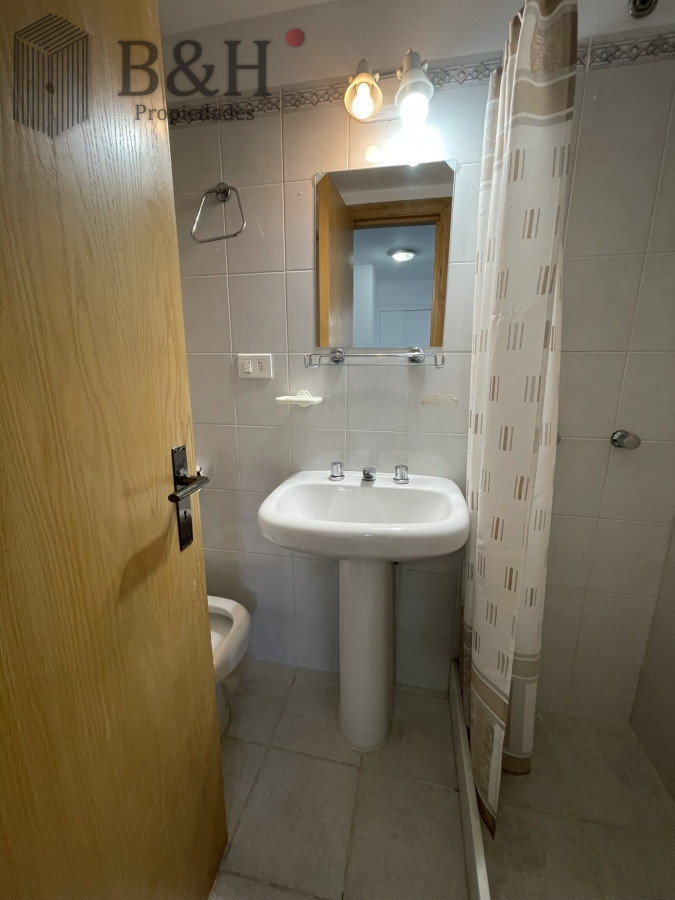 Apartamento ID.3564 - Edificio bajo en Playa Brava, primera línea  al mar. Con parrillero propio.