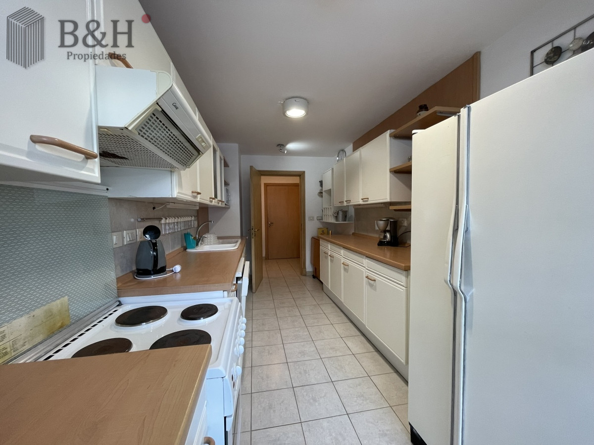 Apartamento ID.3564 - Edificio bajo en Playa Brava, primera línea  al mar. Con parrillero propio.