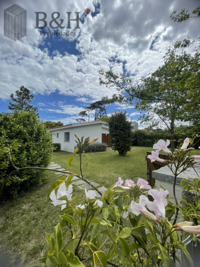 Casa ID.6979 - Descubra el privilegio de vivir en una de la ubicaciones  más codiciadas y buscadas de Punta del Este.