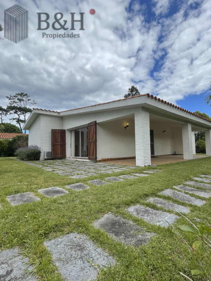 Casa ID.6979 - Descubra el privilegio de vivir en una de la ubicaciones  más codiciadas y buscadas de Punta del Este.
