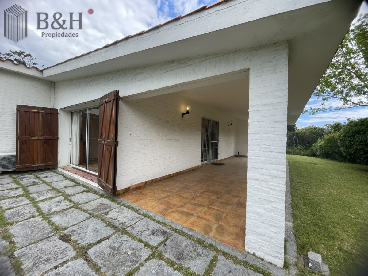 Casa ID.6979 - Descubra el privilegio de vivir en una de la ubicaciones  más codiciadas y buscadas de Punta del Este.