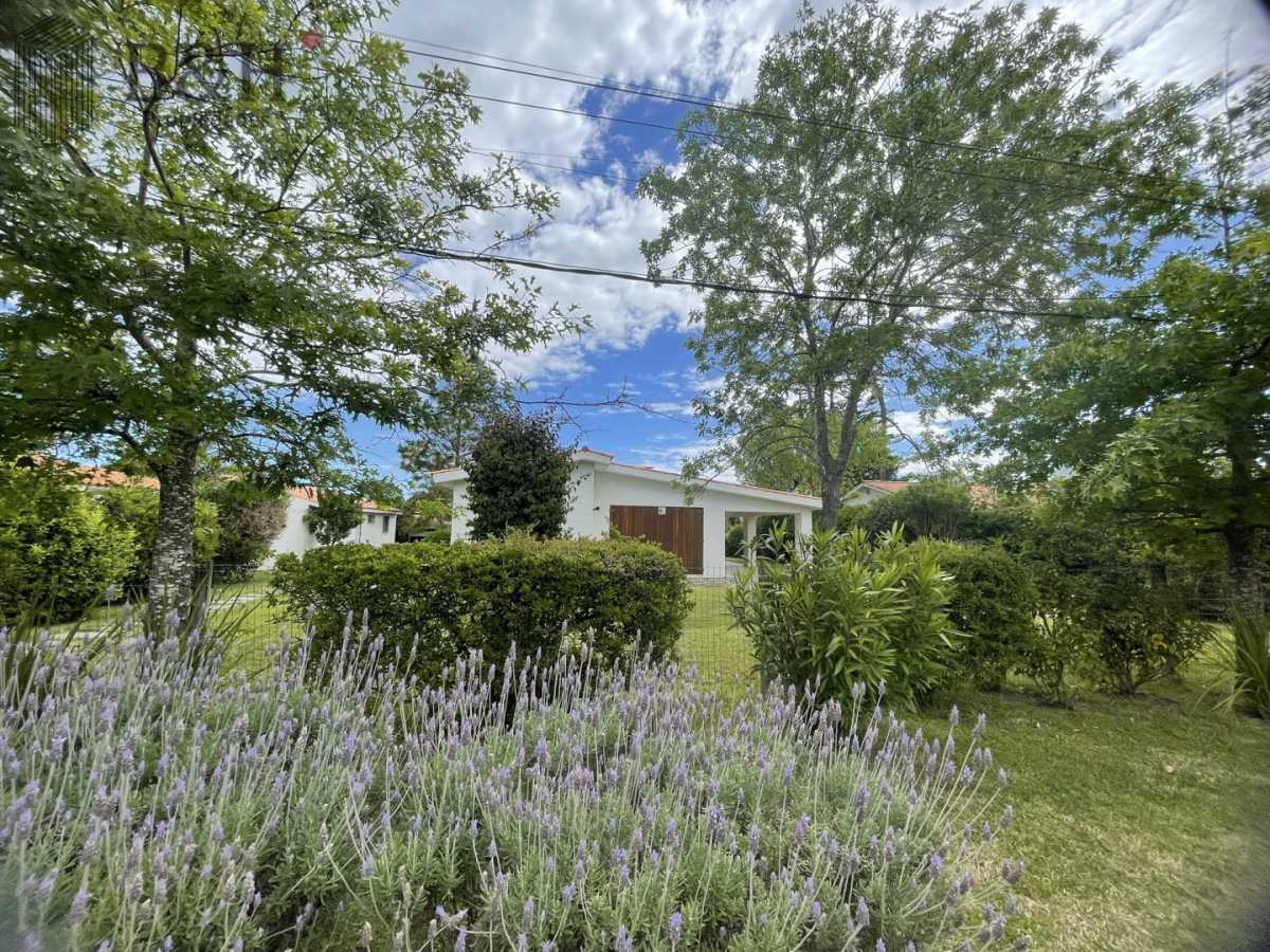 Casa ID.6979 - Descubra el privilegio de vivir en una de la ubicaciones  más codiciadas y buscadas de Punta del Este.
