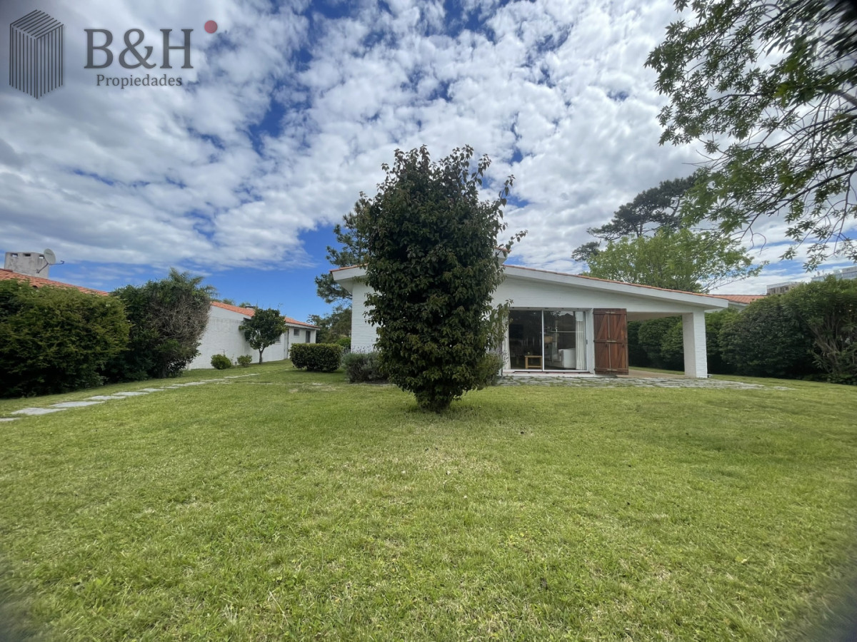 Casa ID.6979 - Descubra el privilegio de vivir en una de la ubicaciones  más codiciadas y buscadas de Punta del Este.