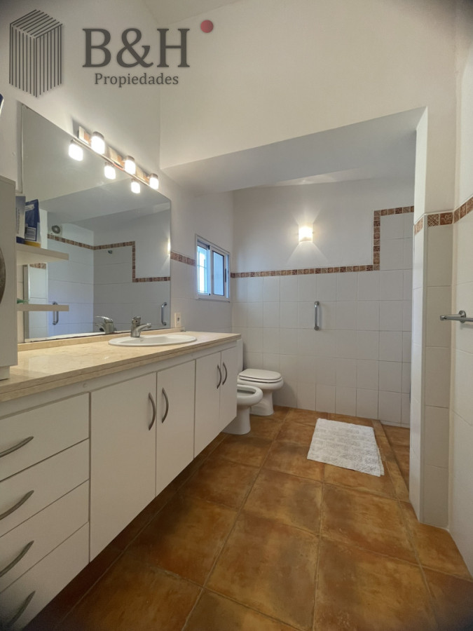 Casa ID.6979 - Descubra el privilegio de vivir en una de la ubicaciones  más codiciadas y buscadas de Punta del Este.