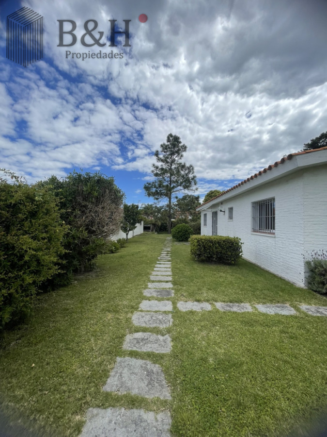 Casa ID.6979 - Descubra el privilegio de vivir en una de la ubicaciones  más codiciadas y buscadas de Punta del Este.