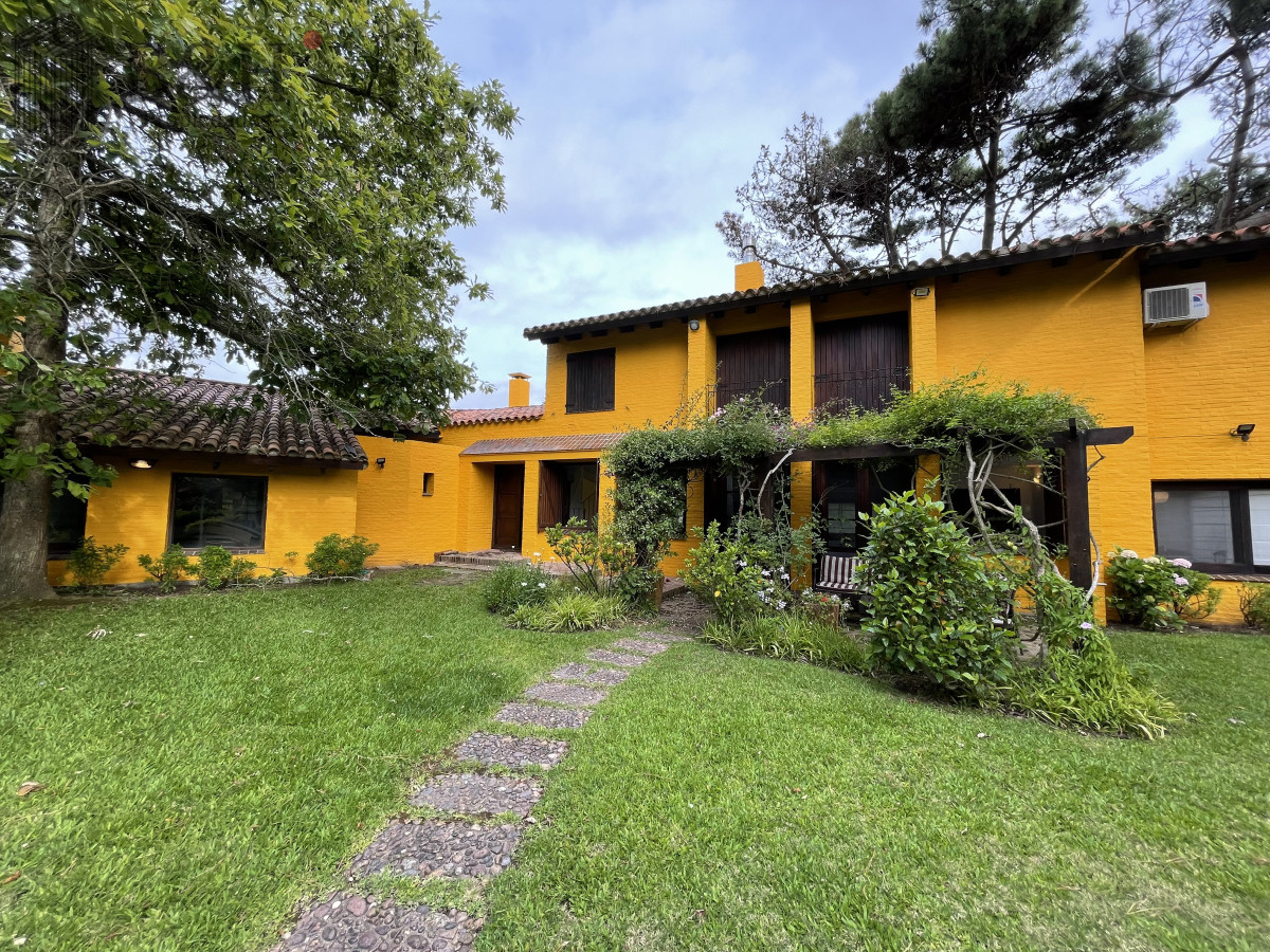 Casa ID.3716 - Rincón del Indio, a dos cuadras del mar con piscina climatizada