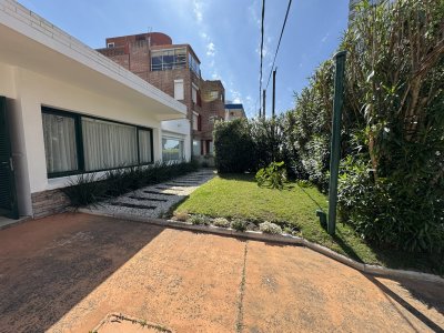 Hermosa propiedad en alquiler anual, a una cuadra de Avda. Chiverta, y a tres de  playa brava.