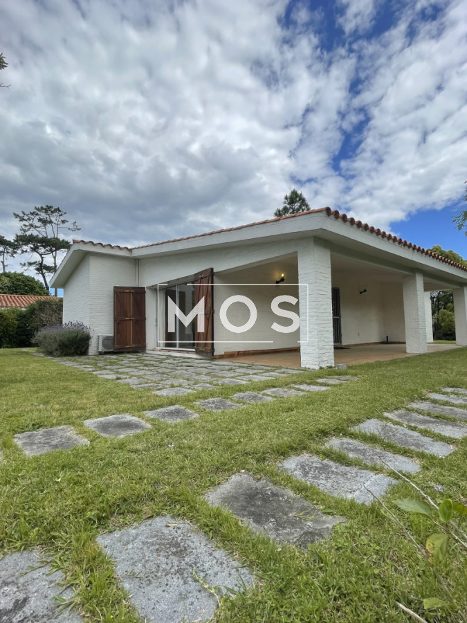 Casa ID.3256 - Descubra el privilegio de vivir en una de la ubicaciones  más codiciadas y buscadas de Punta del Este.