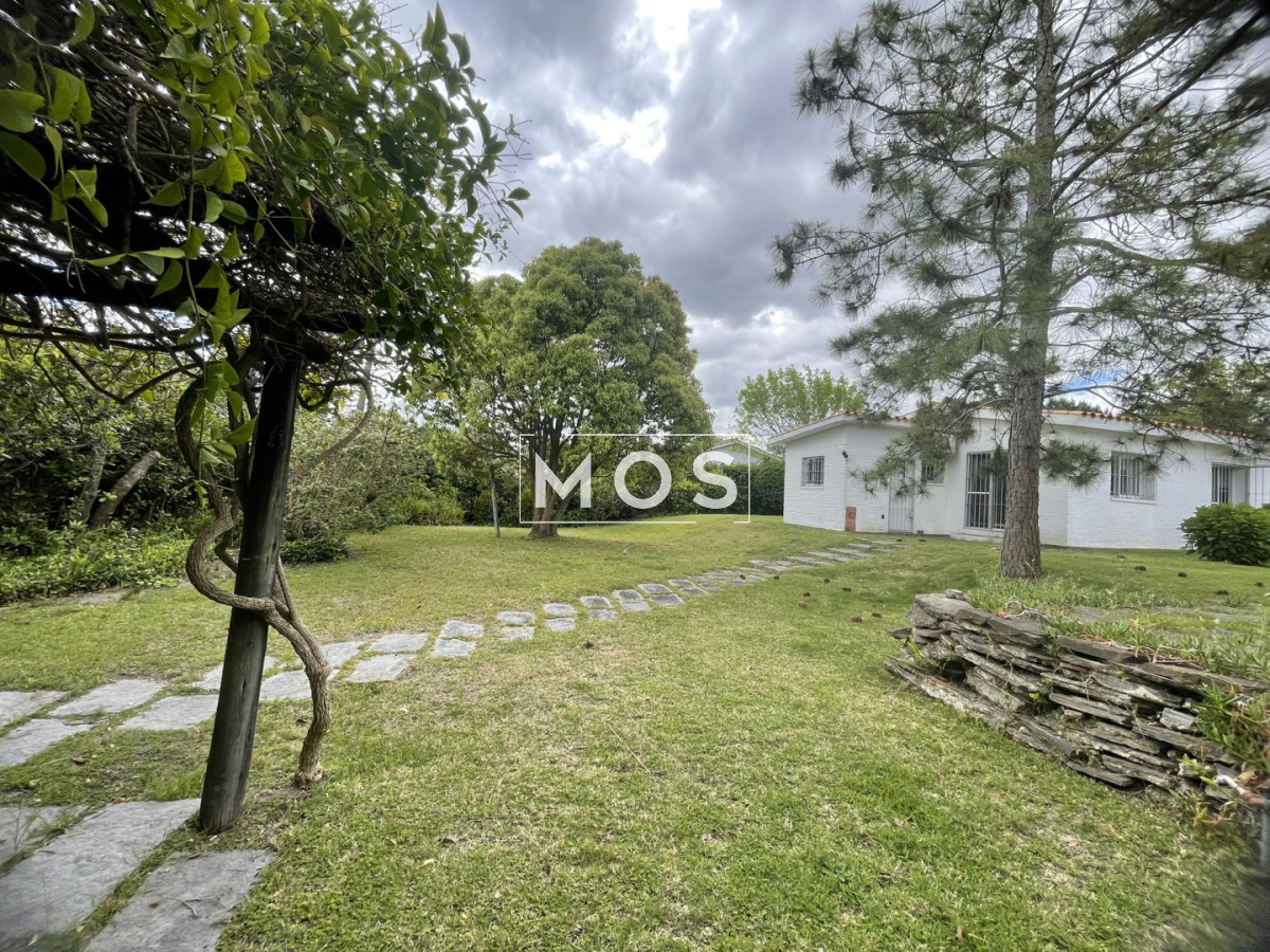 Casa ID.3256 - Descubra el privilegio de vivir en una de la ubicaciones  más codiciadas y buscadas de Punta del Este.