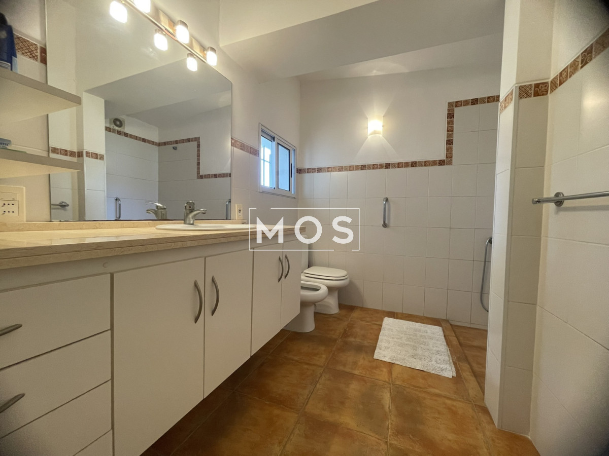 Casa ID.3256 - Descubra el privilegio de vivir en una de la ubicaciones  más codiciadas y buscadas de Punta del Este.
