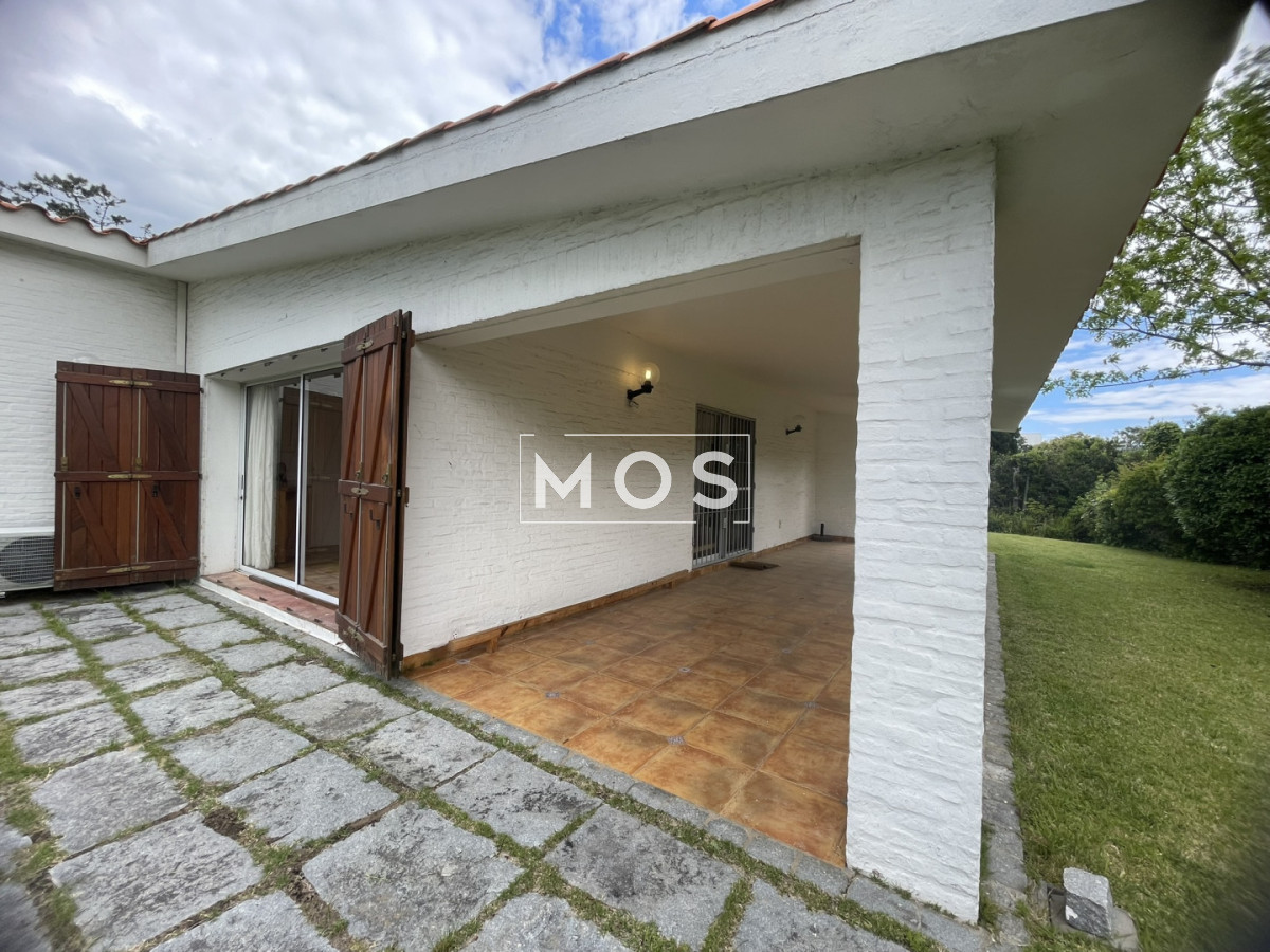 Casa ID.3256 - Descubra el privilegio de vivir en una de la ubicaciones  más codiciadas y buscadas de Punta del Este.