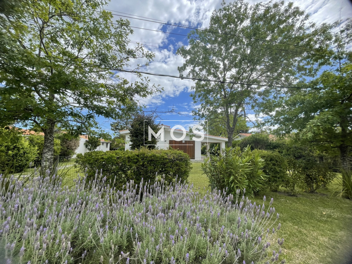 Casa ID.3256 - Descubra el privilegio de vivir en una de la ubicaciones  más codiciadas y buscadas de Punta del Este.