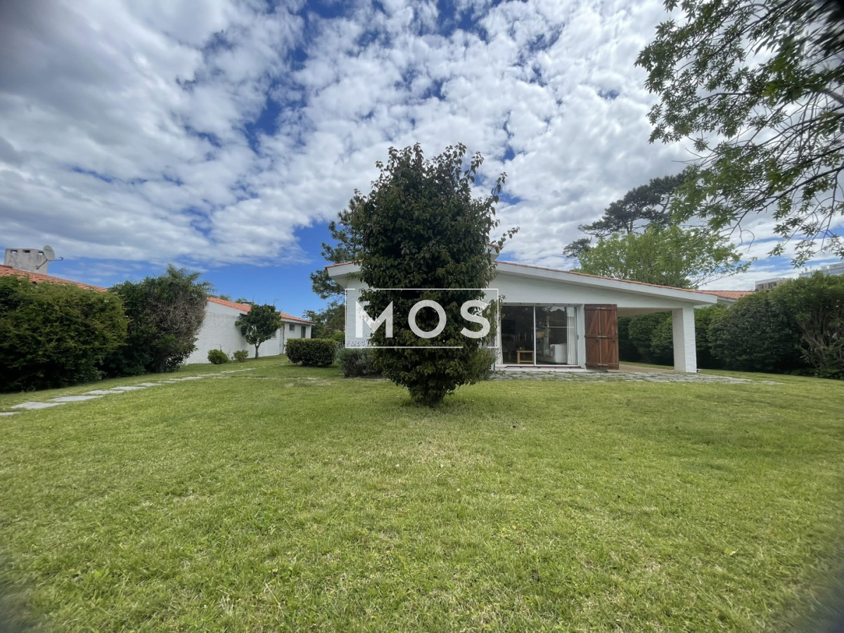 Casa ID.3256 - Descubra el privilegio de vivir en una de la ubicaciones  más codiciadas y buscadas de Punta del Este.