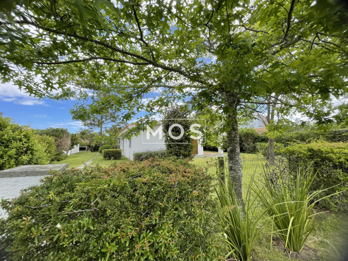 Casa ID.3256 - Descubra el privilegio de vivir en una de la ubicaciones  más codiciadas y buscadas de Punta del Este.