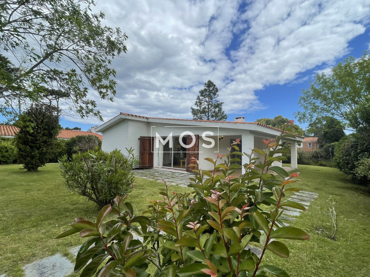 Casa ID.3256 - Descubra el privilegio de vivir en una de la ubicaciones  más codiciadas y buscadas de Punta del Este.