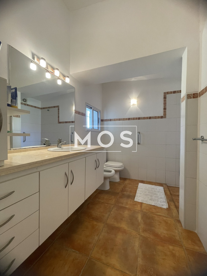 Casa ID.3256 - Descubra el privilegio de vivir en una de la ubicaciones  más codiciadas y buscadas de Punta del Este.