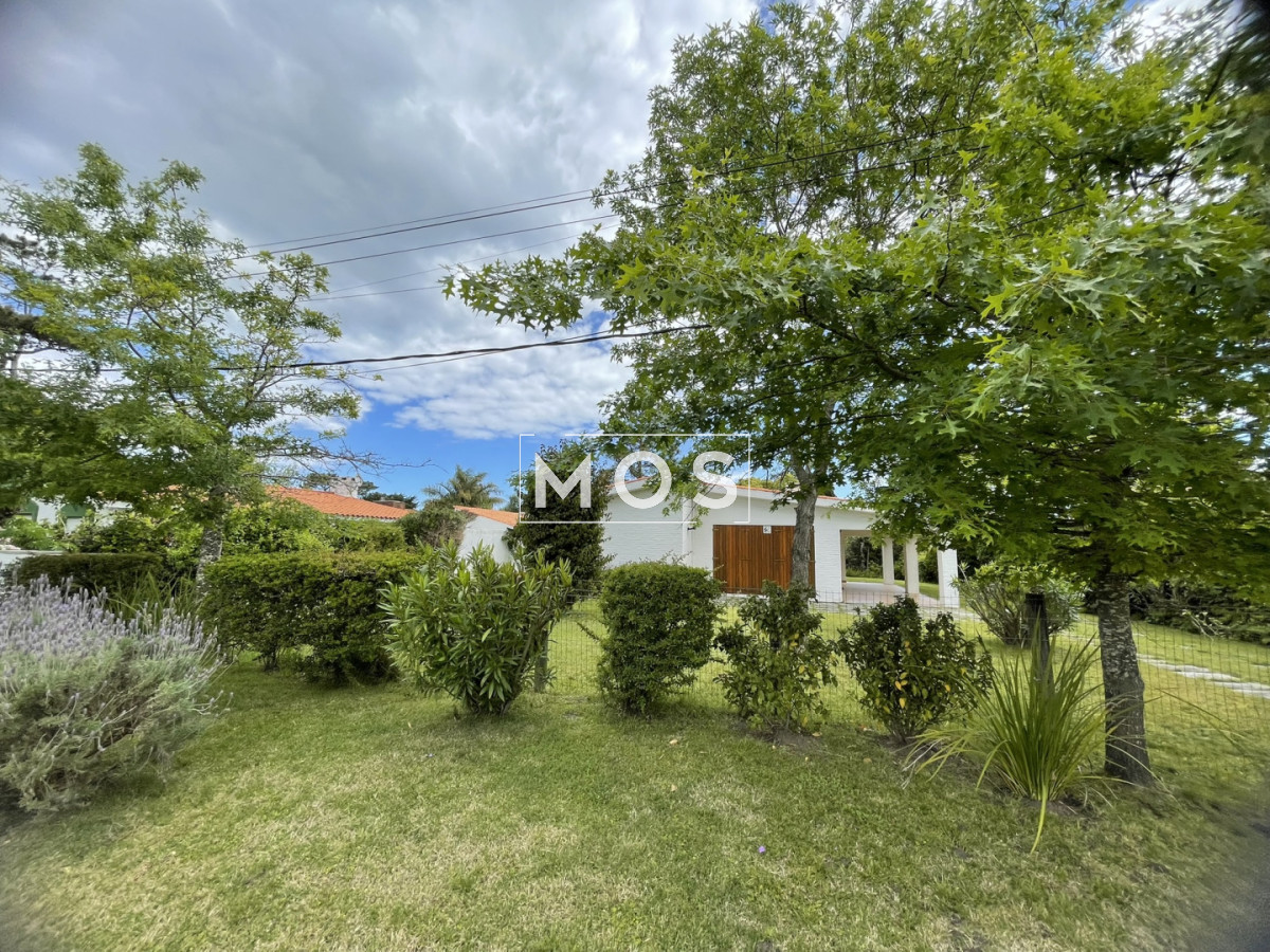 Casa ID.3256 - Descubra el privilegio de vivir en una de la ubicaciones  más codiciadas y buscadas de Punta del Este.